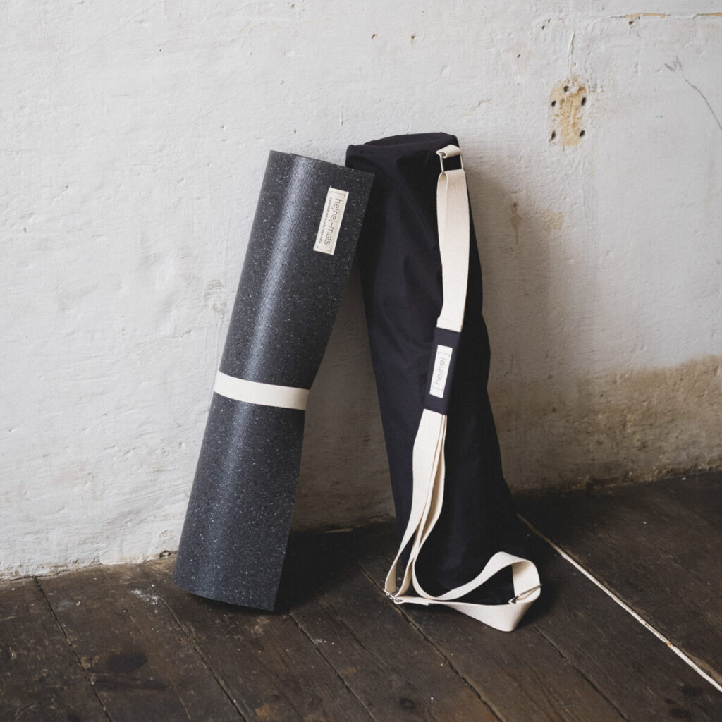 hejhej-duo grey aubergine & rather dark mat_Photo Credits Maria Bayer